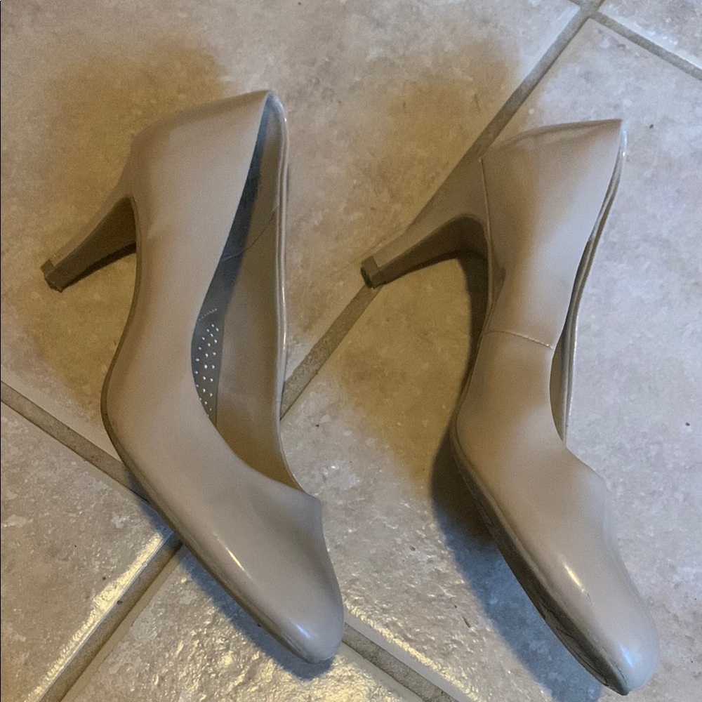 Tan Heels - Picture 3 of 6